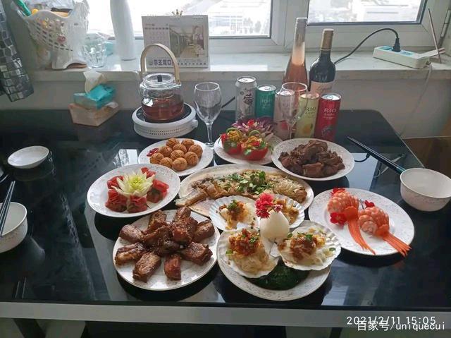 做了美食的朋友圈说说(分享朋友圈美食大餐：大快朵颐的幸福感！)