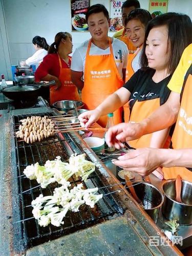 自己学点小吃去摆地摊(学会制作地摊小吃，轻松创业赚钱！)