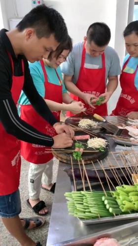 夜市小吃培训速成班(速成夜市小吃培训：让你轻松学做美食！)