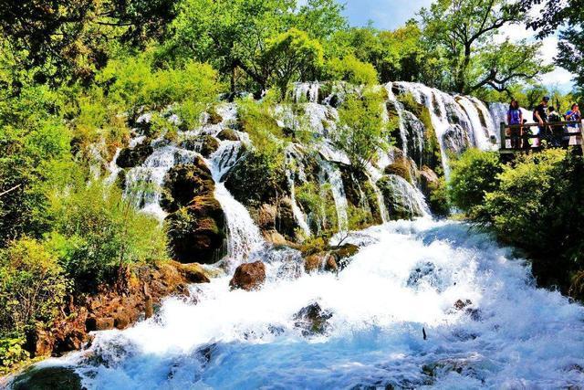 夏天适合去什么地方旅游(夏季最适合的旅游胜地在哪里？)