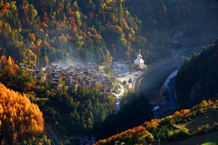 阿坝州十大旅游景点(阿坝十大必游景点，险峰奇景尽收眼底)