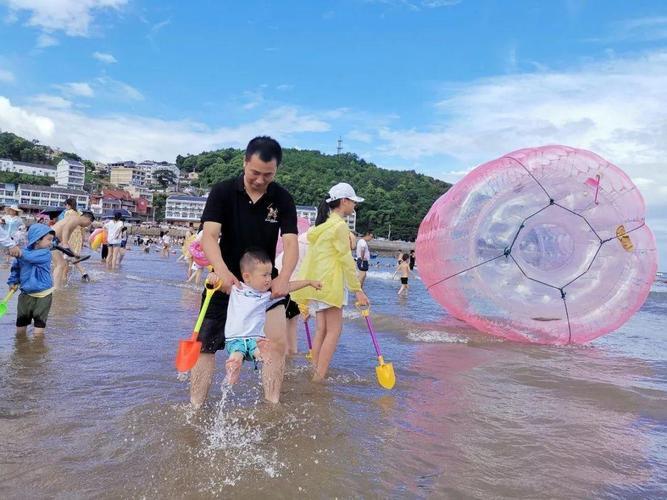 国内适合带孩子旅游的地方有哪些(适合亲子出游的国内景点推荐，适合哪些地方？（不超50字，无特殊符号）)