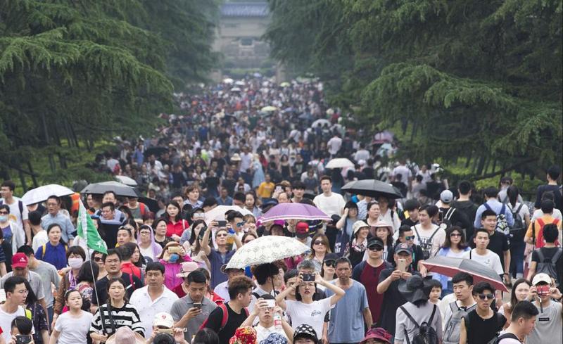 五一假期旅游(五一旅游热潮涌动，景区人山人海)