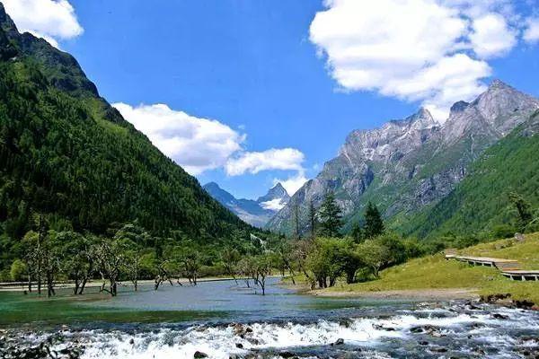 四川自驾游最值得去的地方(探寻自然美景，四川最不容错过的自驾之选)