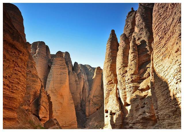 甘肃十大著名旅游景点(探索甘肃之美，十大必游景点推荐)