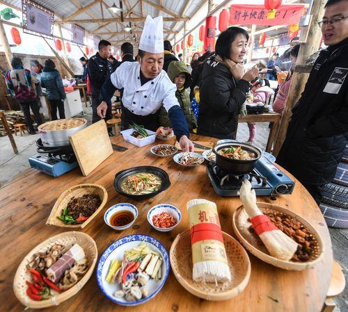 特色美食(重写后的标题： 珍馐美味——特色食品乡村游)