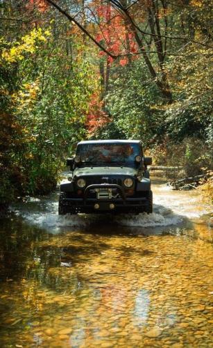 吉普车图片(Off-Road Adventure A Stunning Picture of a Jeep)