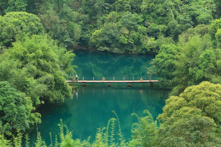 国内旅游最值得去的景点(国内旅游必去景点推荐，玩转经典，体验不一样的旅程！)