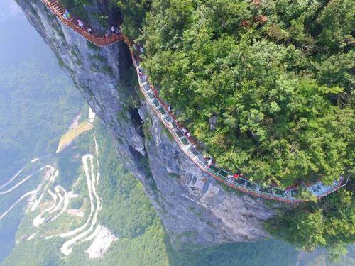 张家界旅游(探秘张家界：惊险刺激的旅游目的地)