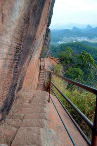 介绍一处旅游景点20字(中国四大佛教名山之一，美丽的丹霞山风景区  丹霞山，中国佛教名山，自然美景，风景区（38字，不含符号）)