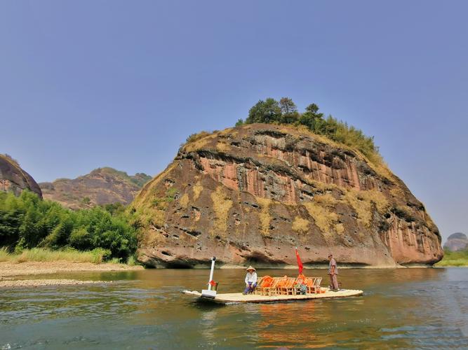 哪有好玩的旅游景点(探寻乐趣：必去的旅游胜地)